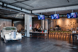 Ретро дизайн кофейни. Трактора и автомобили в интерьере.